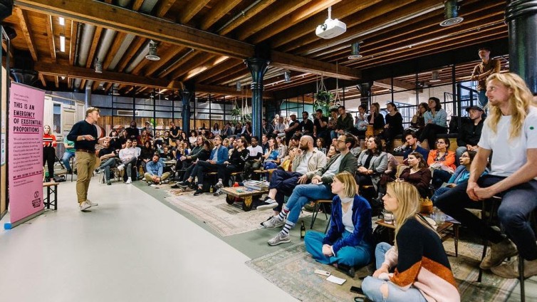 Bureaus in brief: einde aan fossiele reclame in Amsterdam